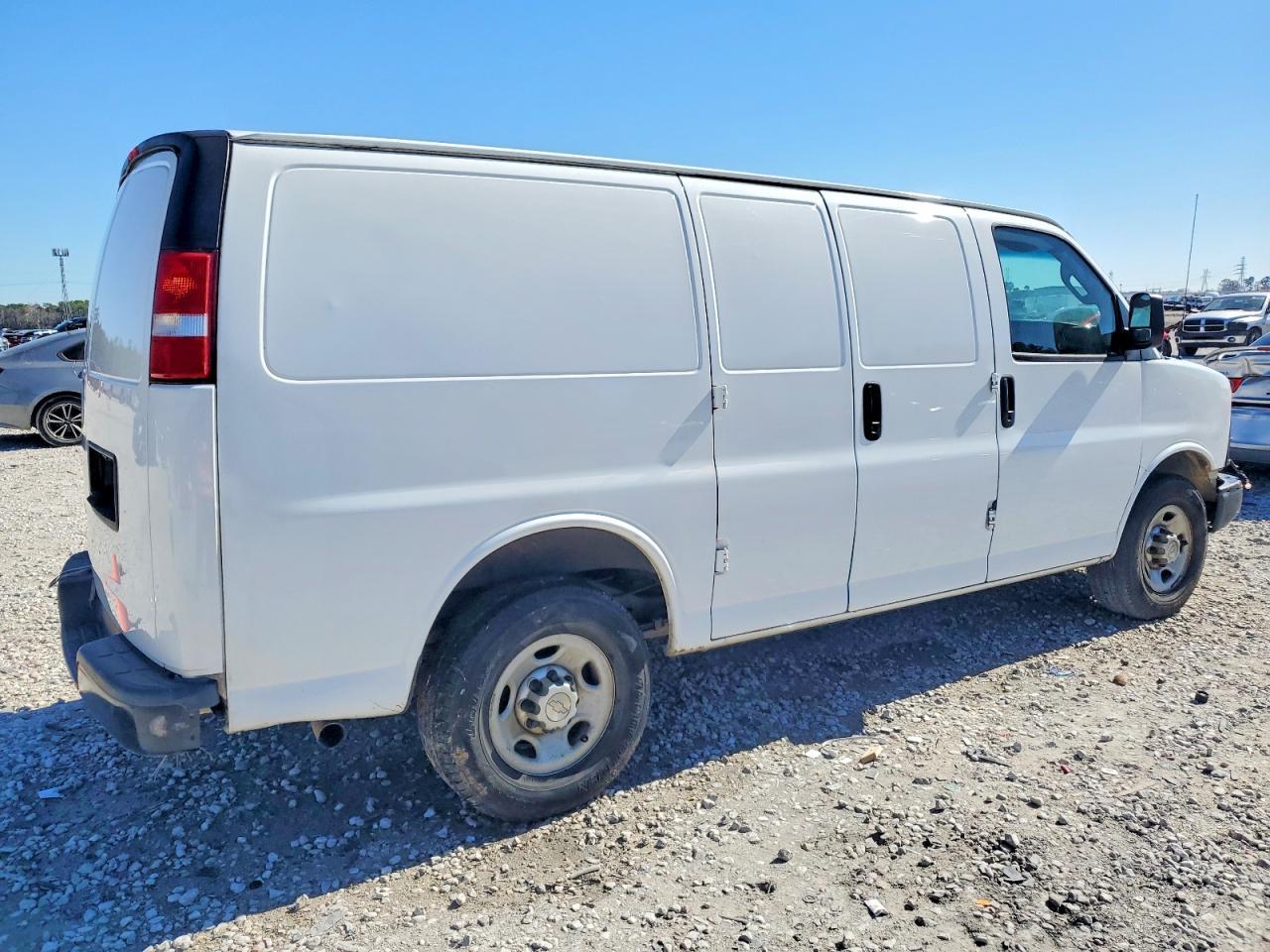 2017 Chev Express Cargo 2500 1 - Фото 3