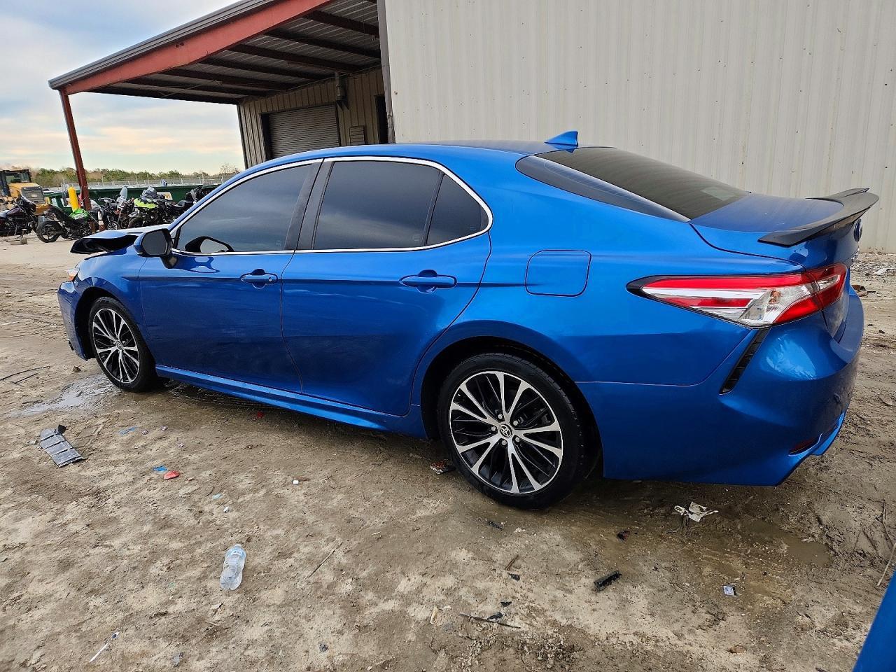 2020 Toyota Camry Se - Фото 2