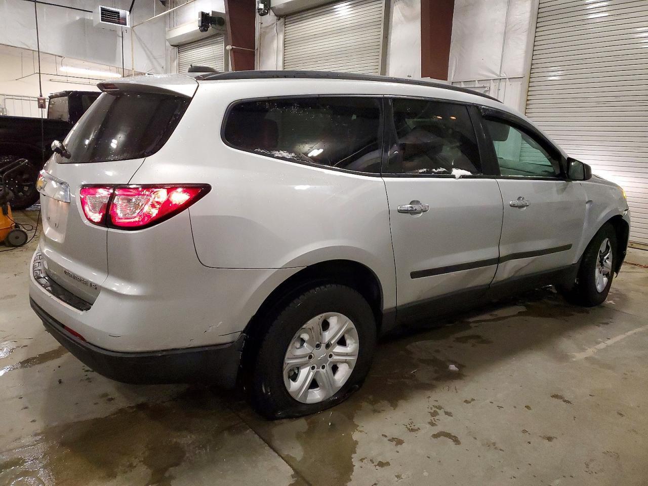 2016 Chevrolet Traverse Ls - Фото 3