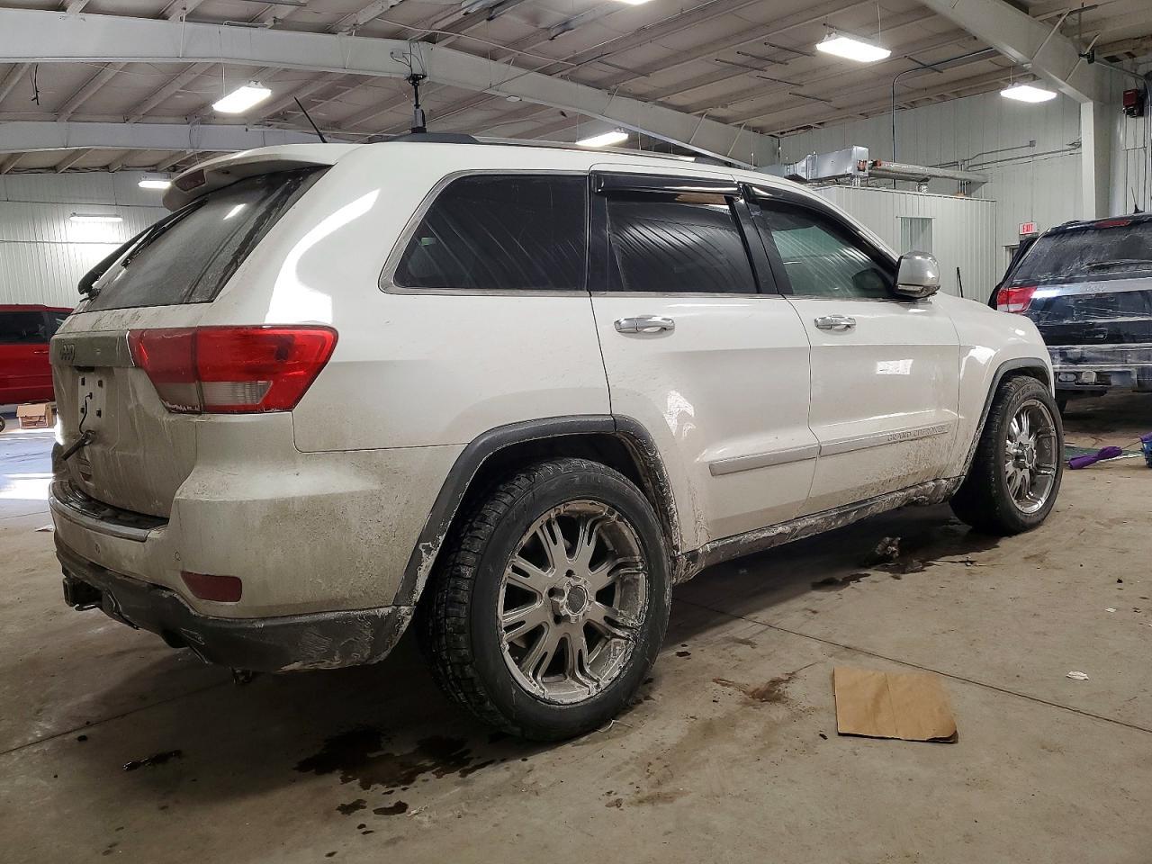 2013 Jeep Grand Cherokee Overland - Image 3