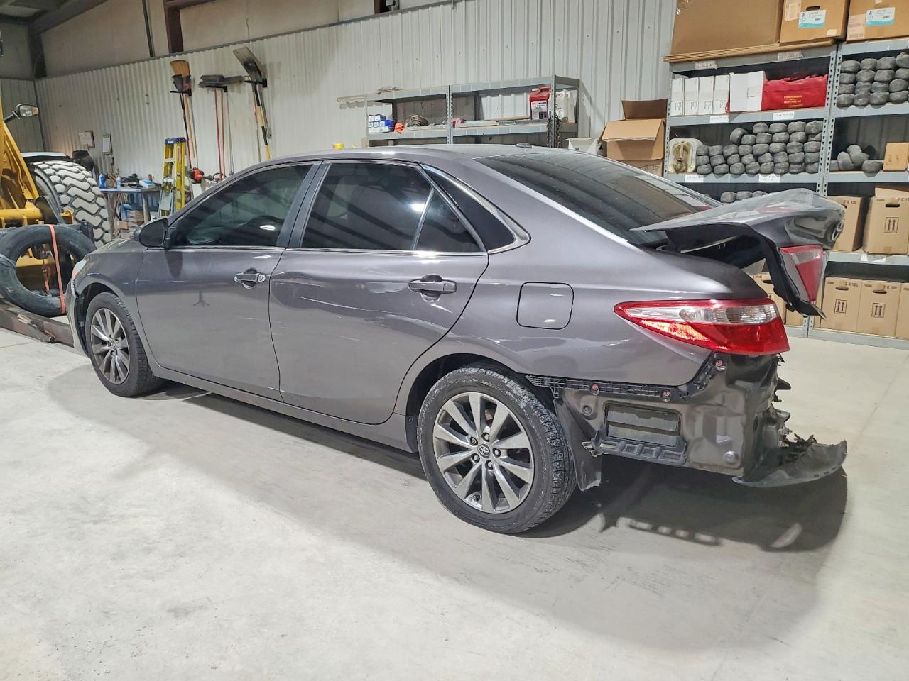 2015 Toyota Camry Le - Фото 2