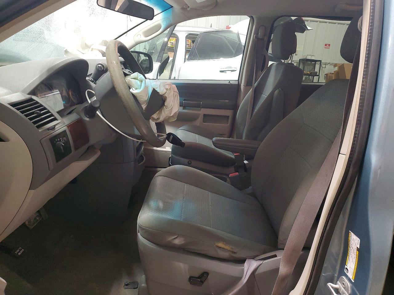 2010 Chrysler Town & Country Lx - Фото 7