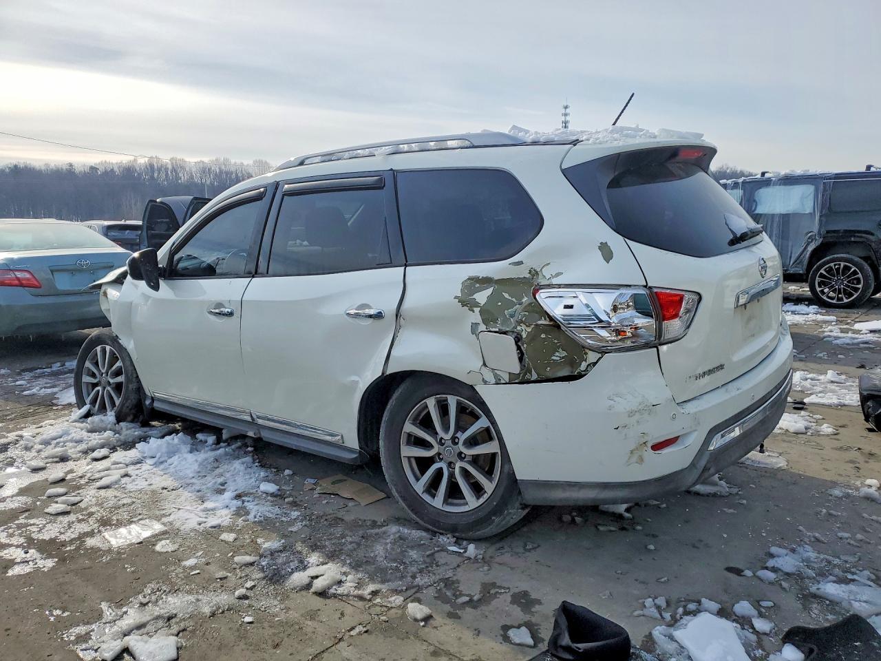 2015 Nissan Pathfinder S - Фото 2