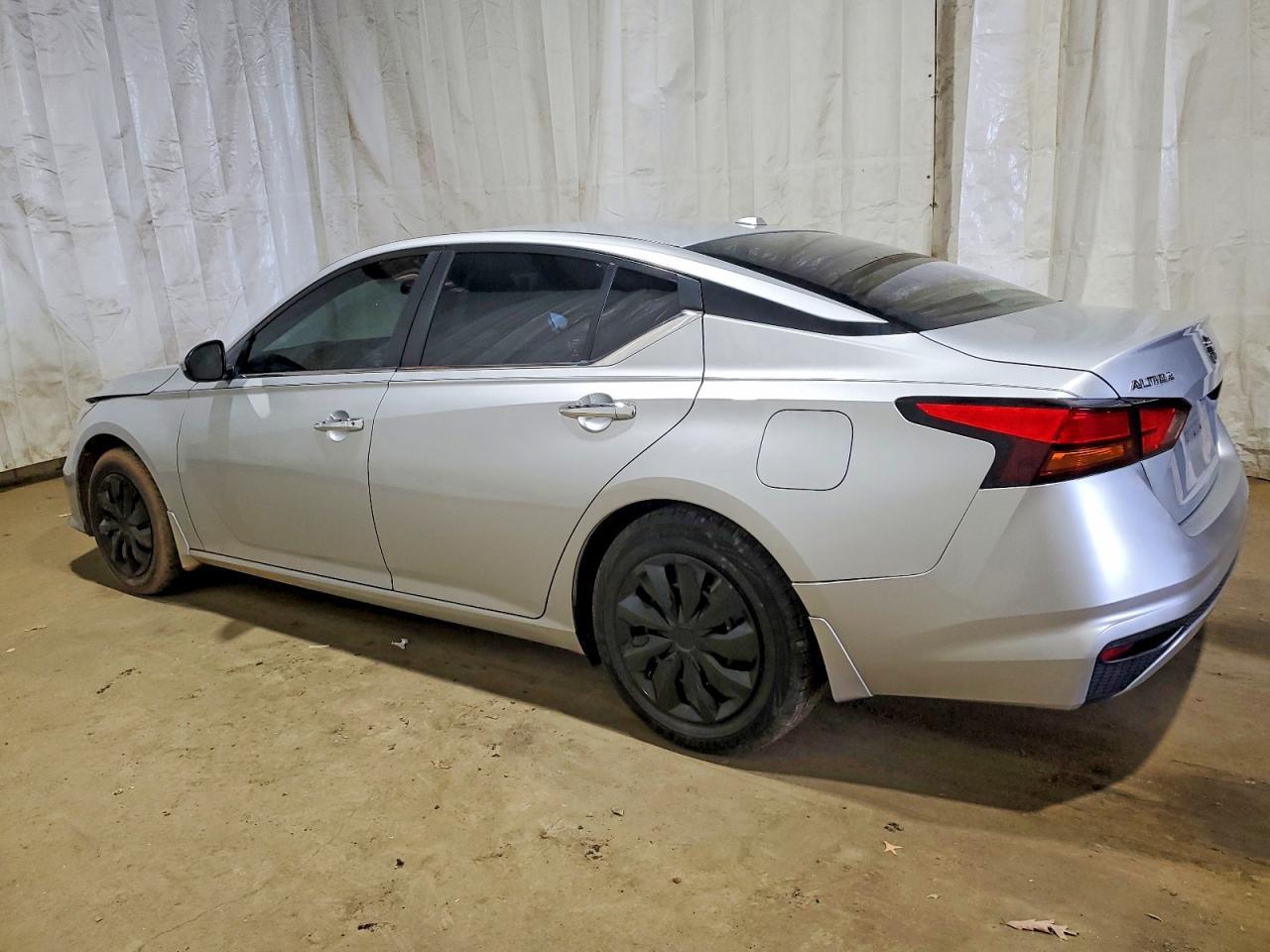 2020 Nissan Altima S - Фото 2