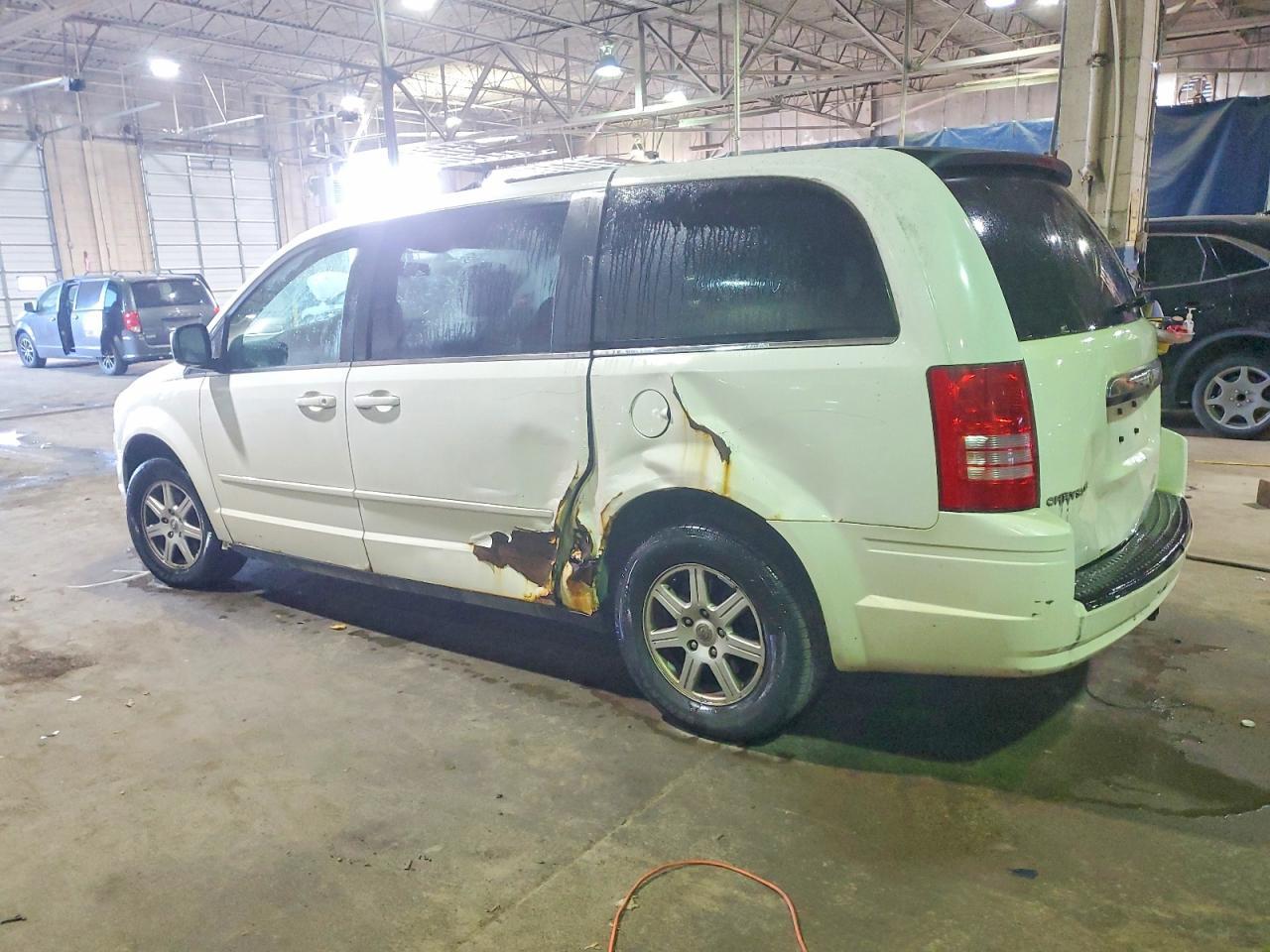 2010 Chrysler Town & Country Lx - Фото 2