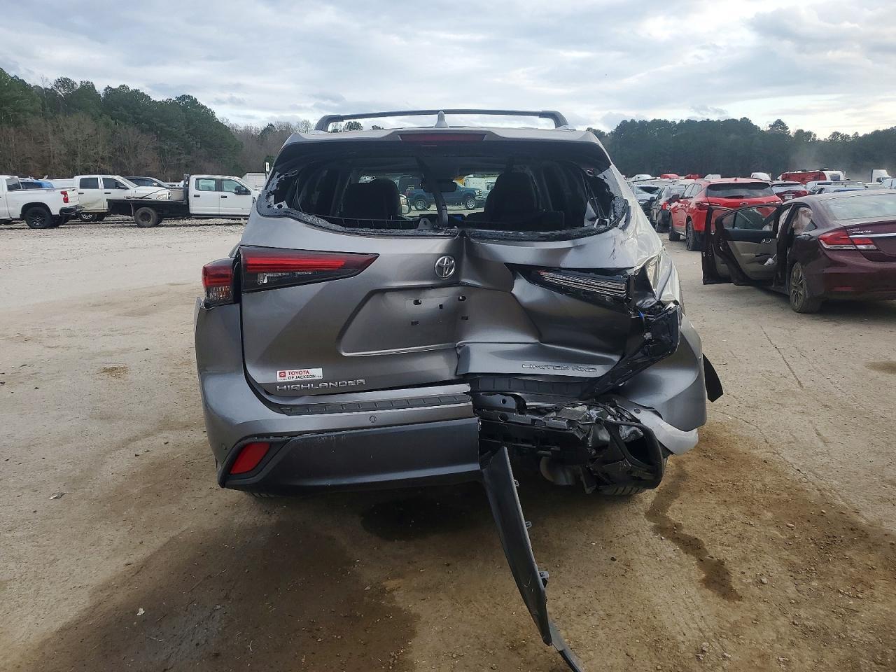 2025 Toyota Highlander Le - Image 6
