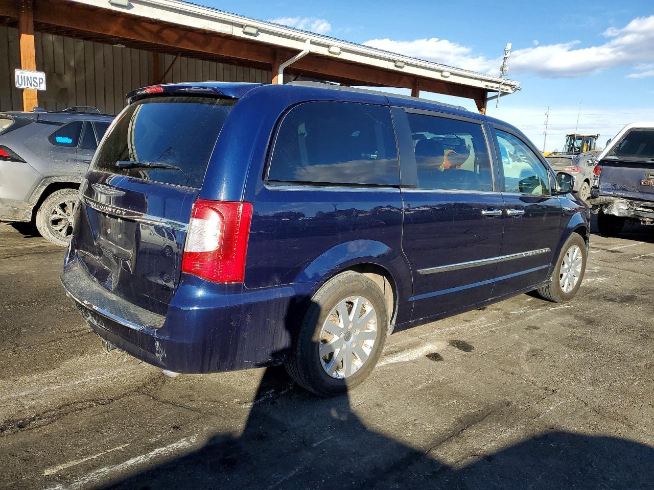 2016 Chrysler Town & Country Touring - Image 3