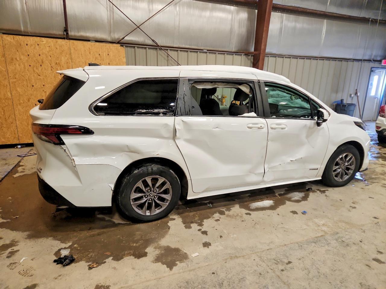 2021 Toyota Sienna Le - Фото 3