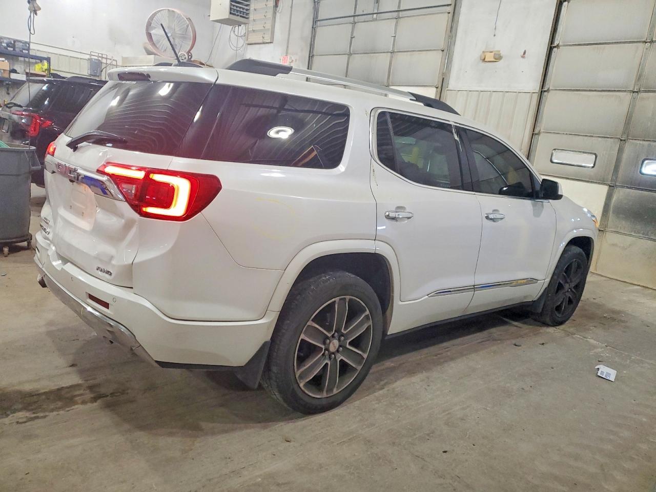 2017 GMC Acadia Denali - Фото 3