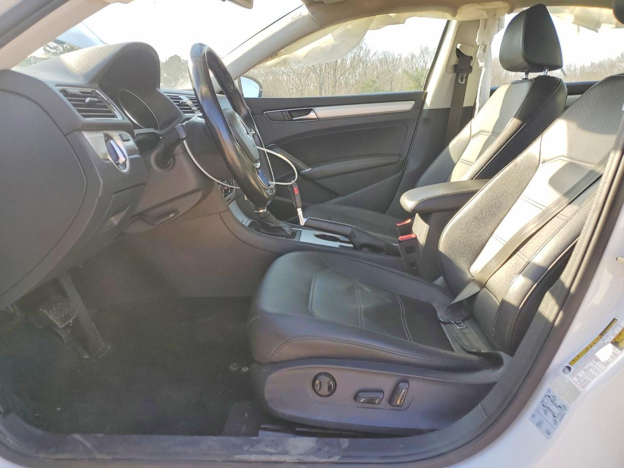 2019 Volkswagen Passat - Image 7