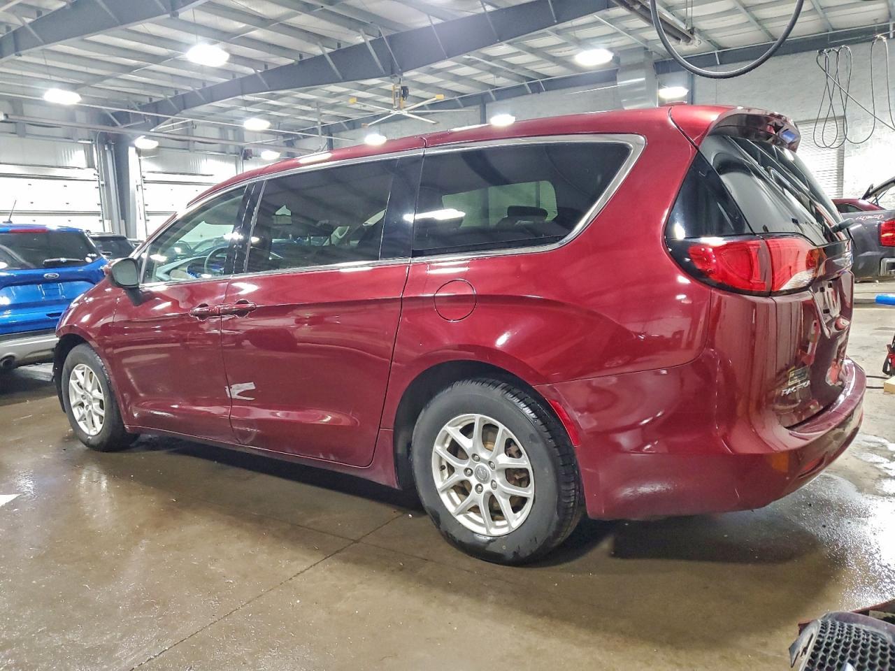 2017 Chrysler Pacifica Touring - Фото 2