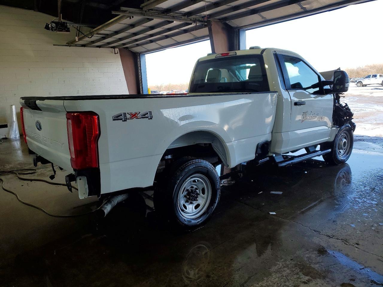 2023 Ford F250 Super Duty - Фото 3