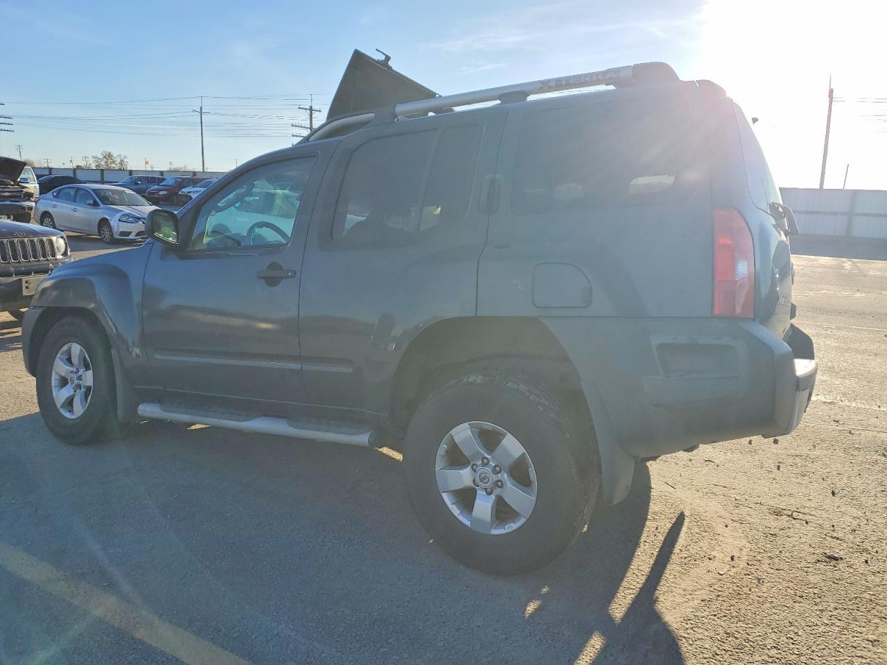 2010 Niss Xterra X - Image 2