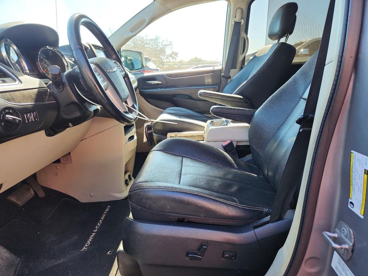 2014 Chrysler Town & Country Touring - Image 7