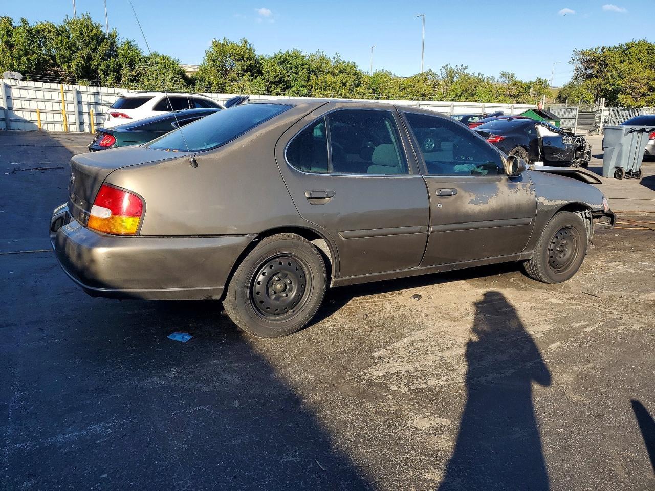 1999 Nissan Altima Xe - Фото 3