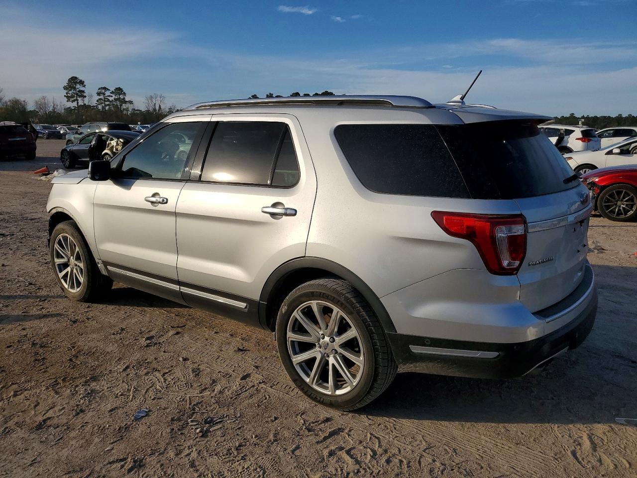 2018 Ford Explorer Platinum - Image 2