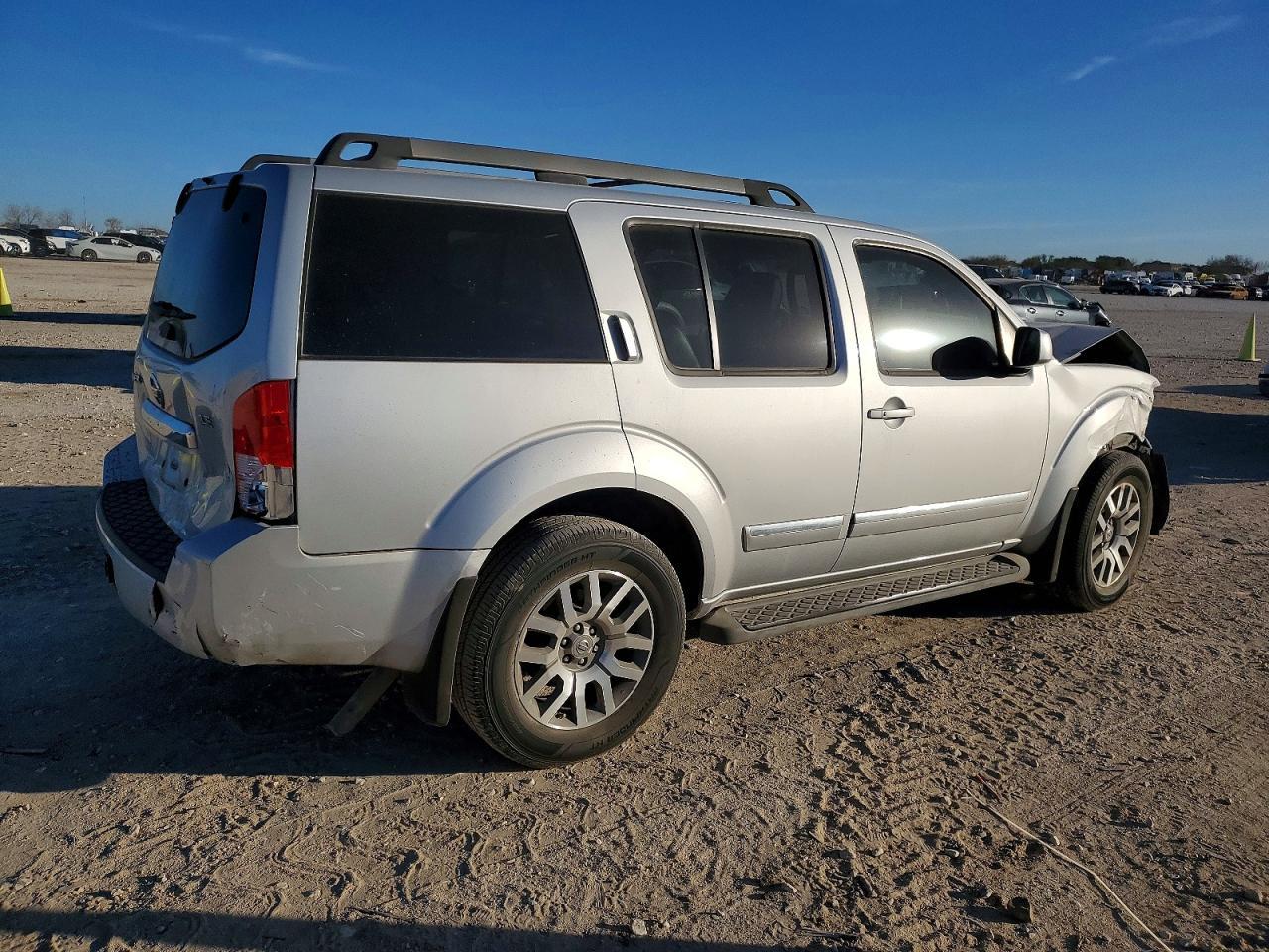 2011 Nissan Pathfinder S - Image 3