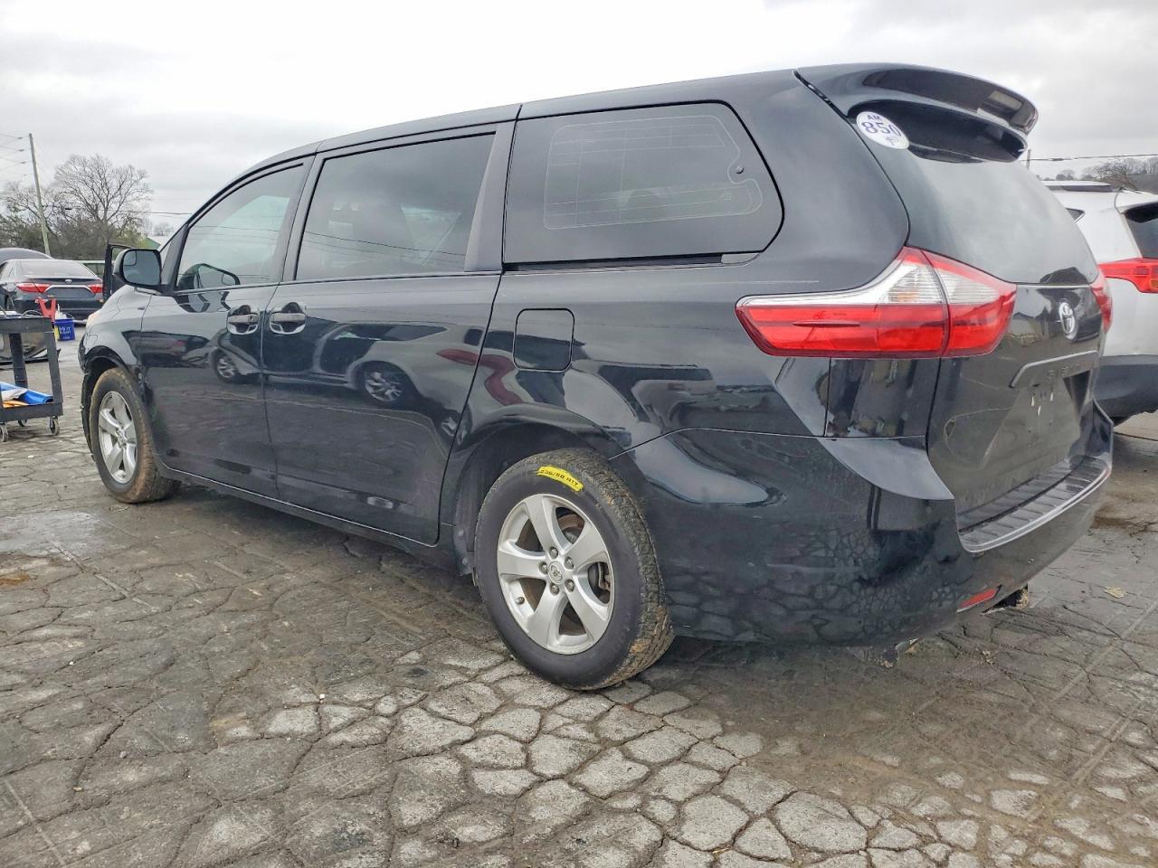 2017 Toyota Sienna - Фото 2