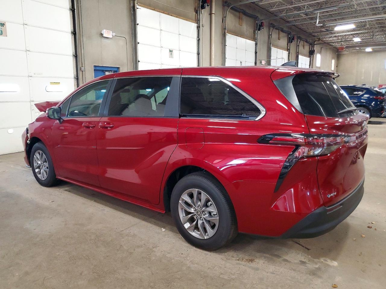 2025 Toyota Sienna Le - Фото 2