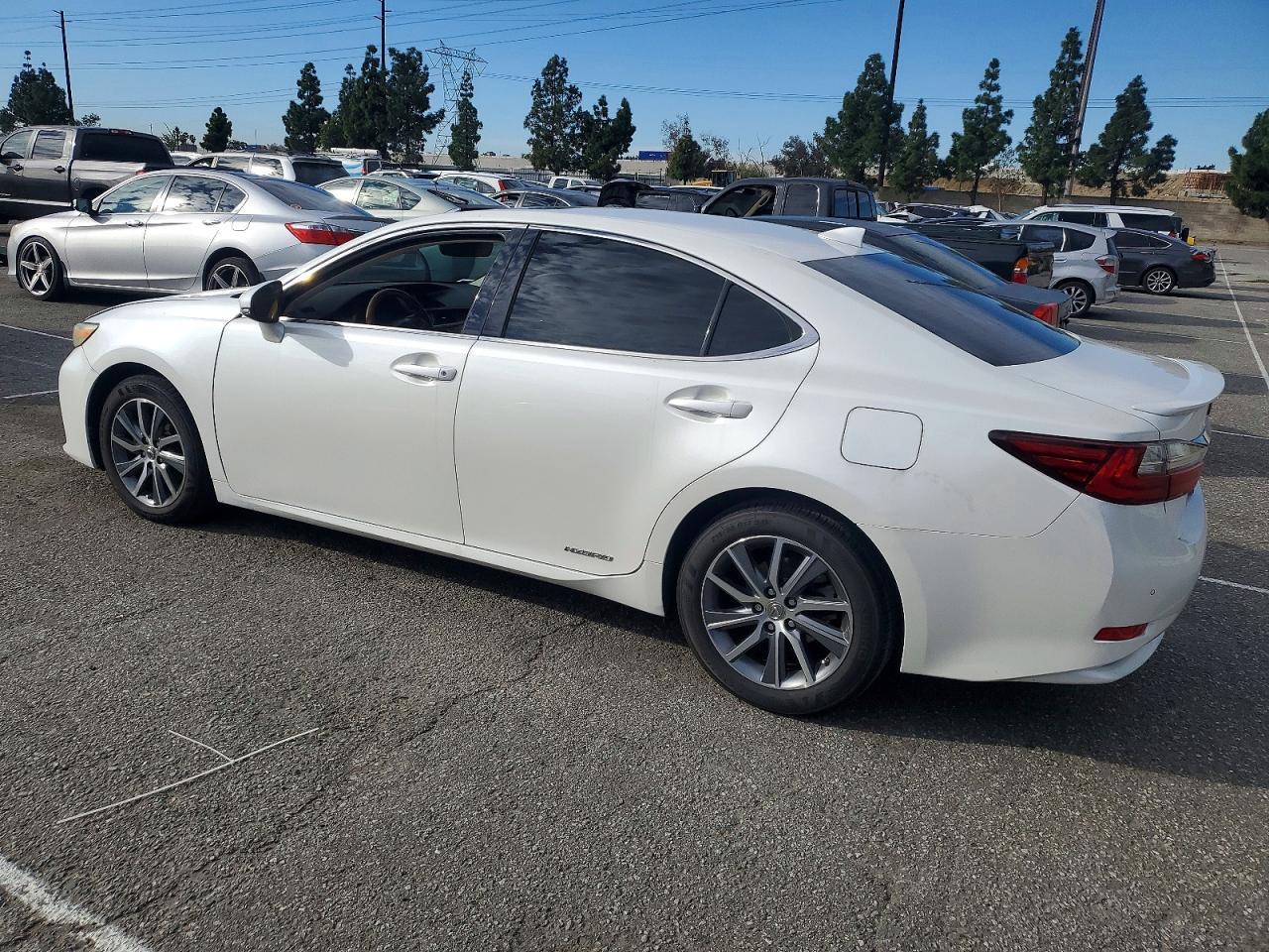 2016 Lexus Es 300H - Фото 2