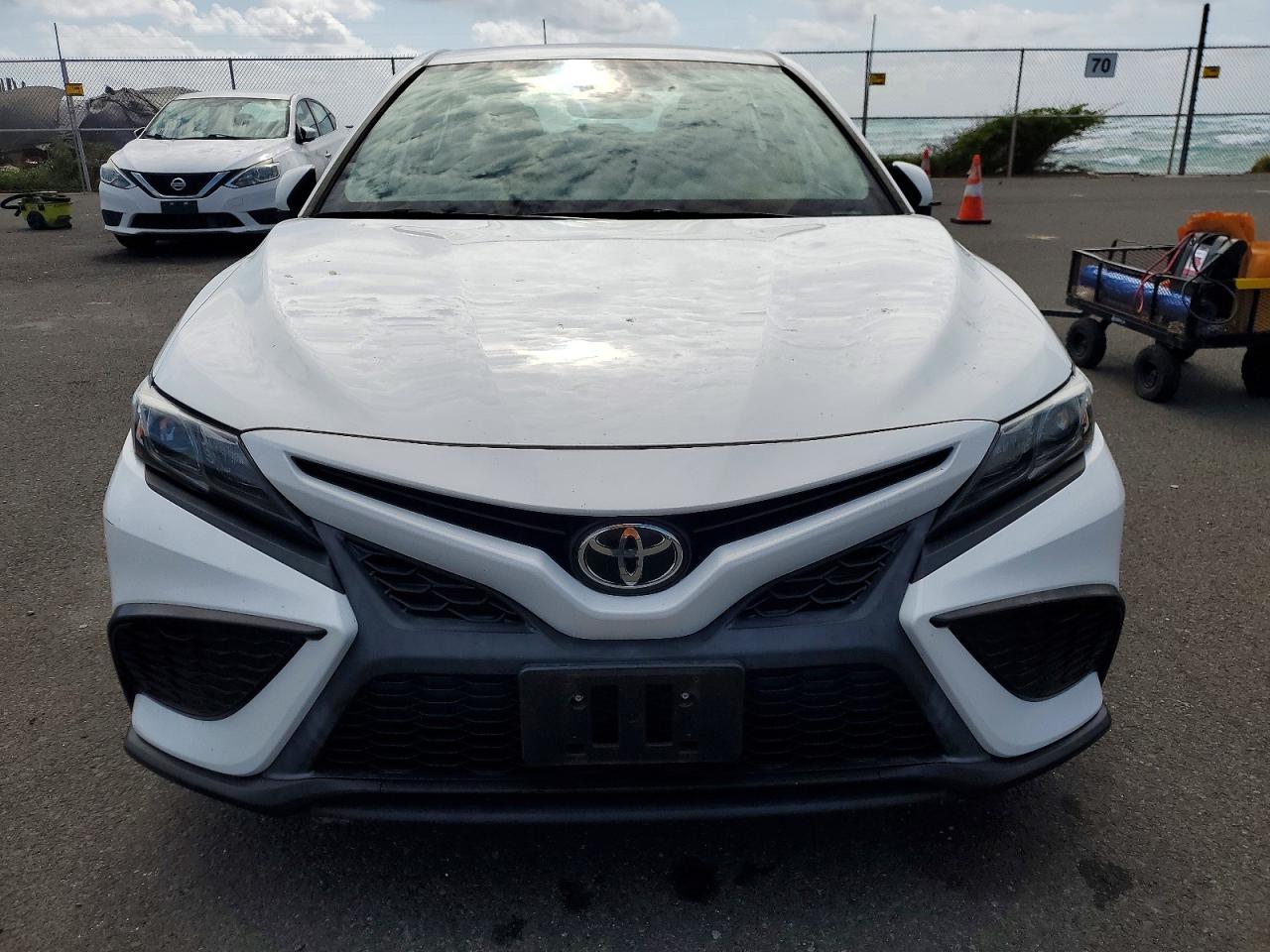 2022 Toyota Camry Se - Image 5