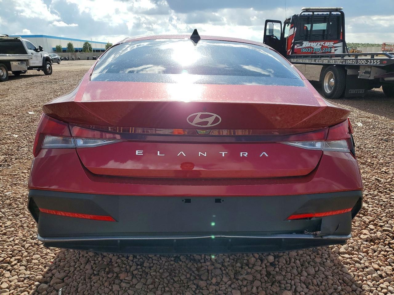 2025 Hyundai Elantra Se - Image 6