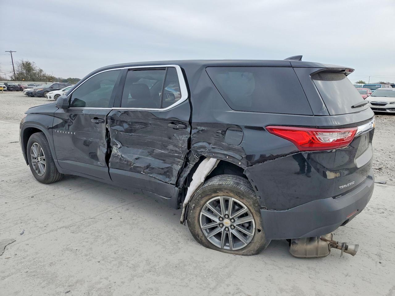 2021 Chevrolet Traverse Ls - Фото 2