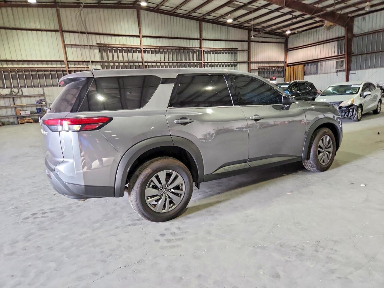 2025 Nissan Pathfinder S - Image 3