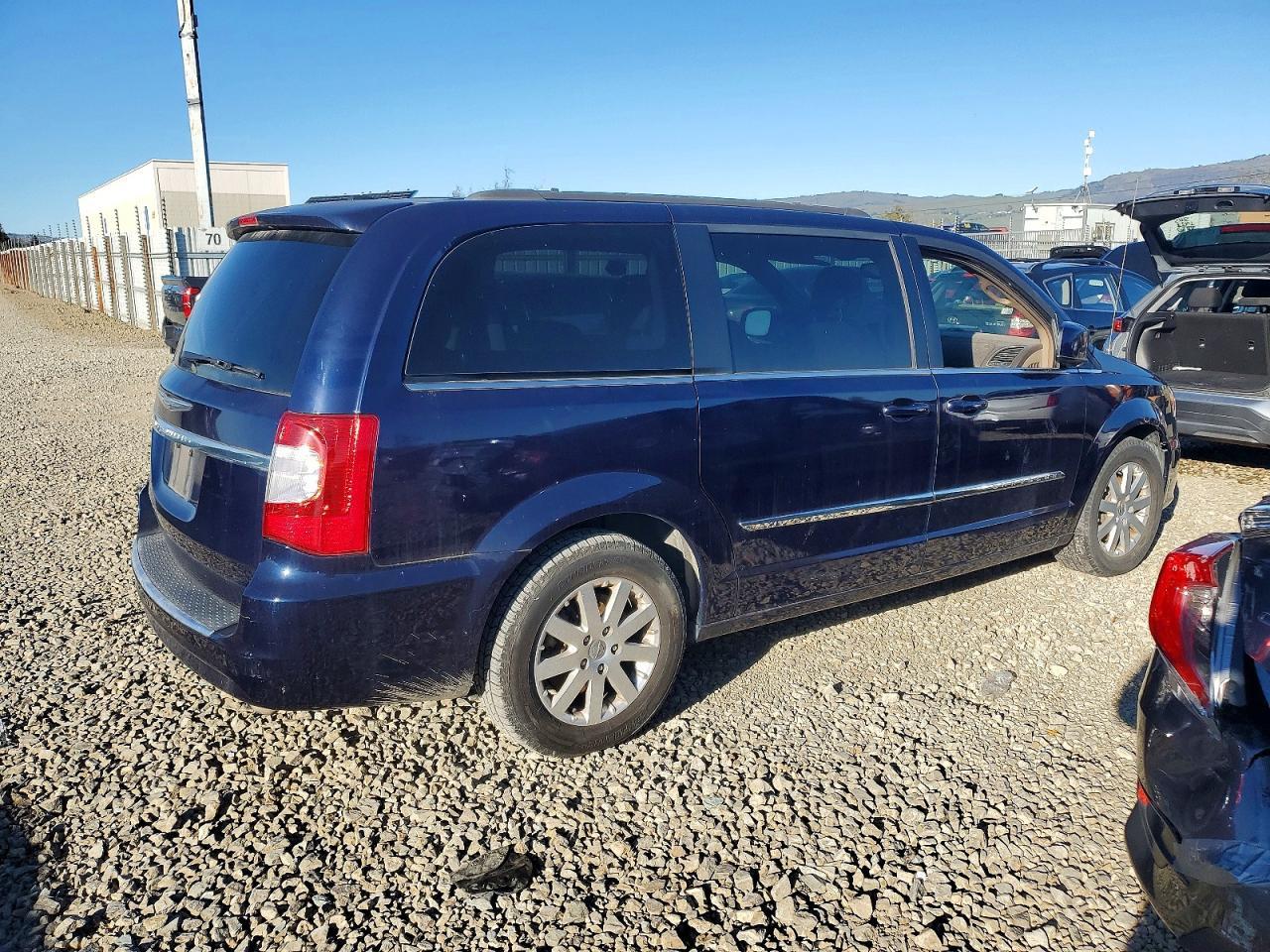 2016 Chrysler Town & Country Touring - Image 3