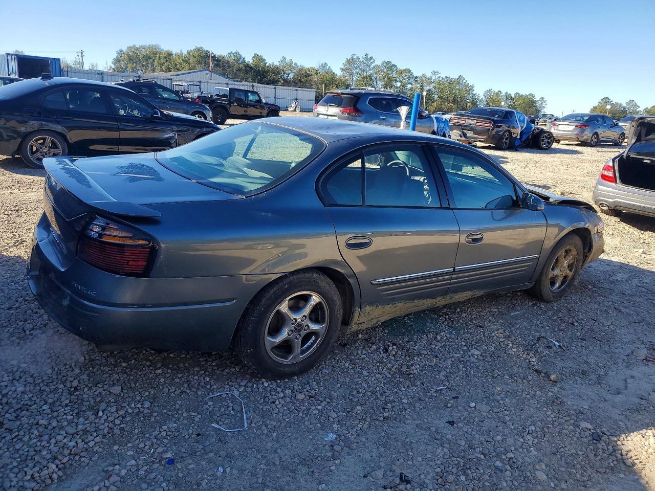 2004 Pontiac Bonneville Se - Image 3