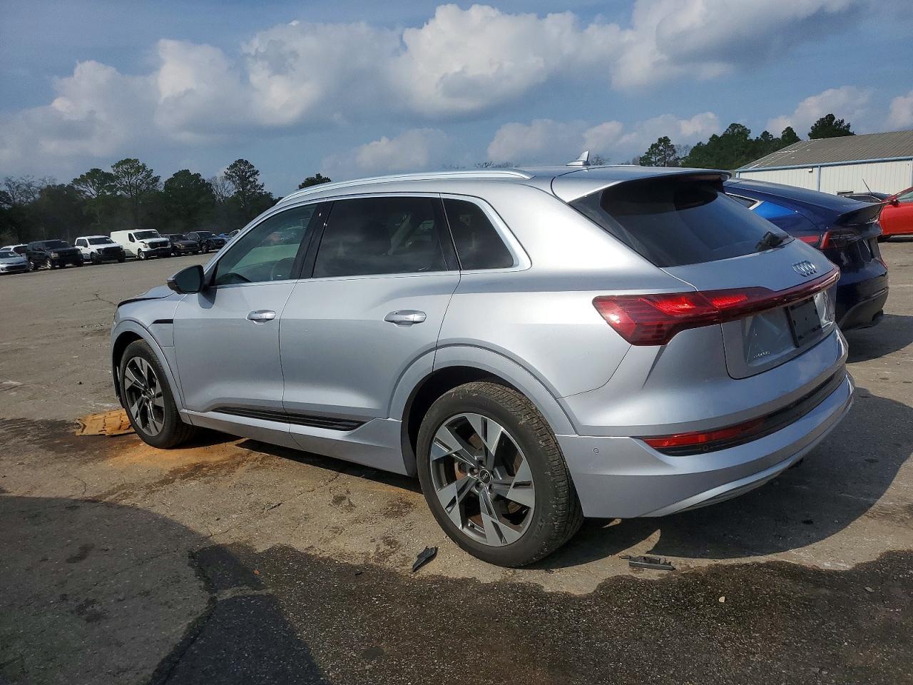 2022 Audi E-Tron Premium Plus - Фото 2