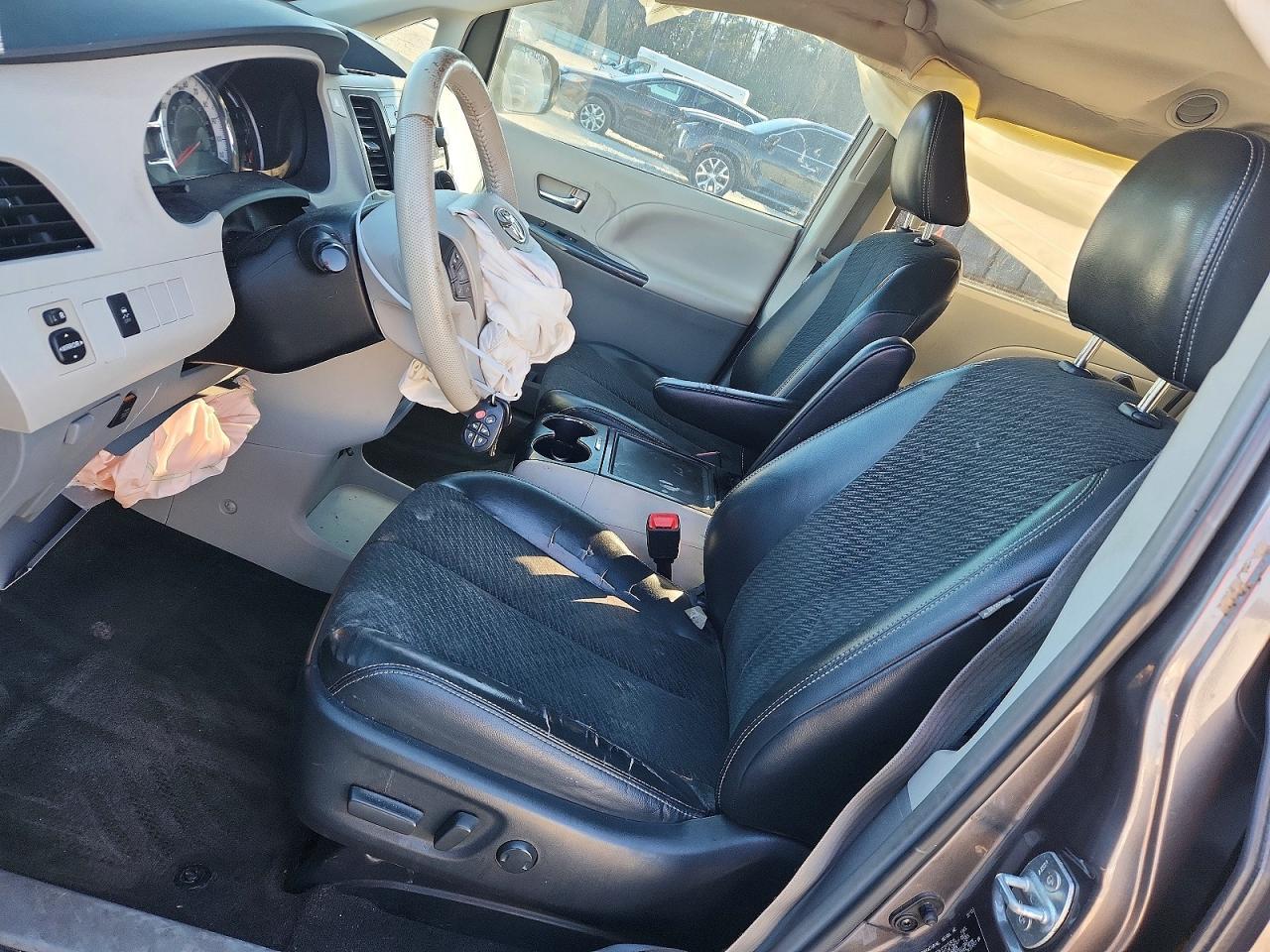 2013 Toyota Sienna Sport - Фото 7