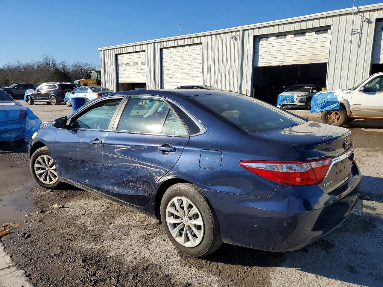 2015 Toyota Camry Le - Фото 2