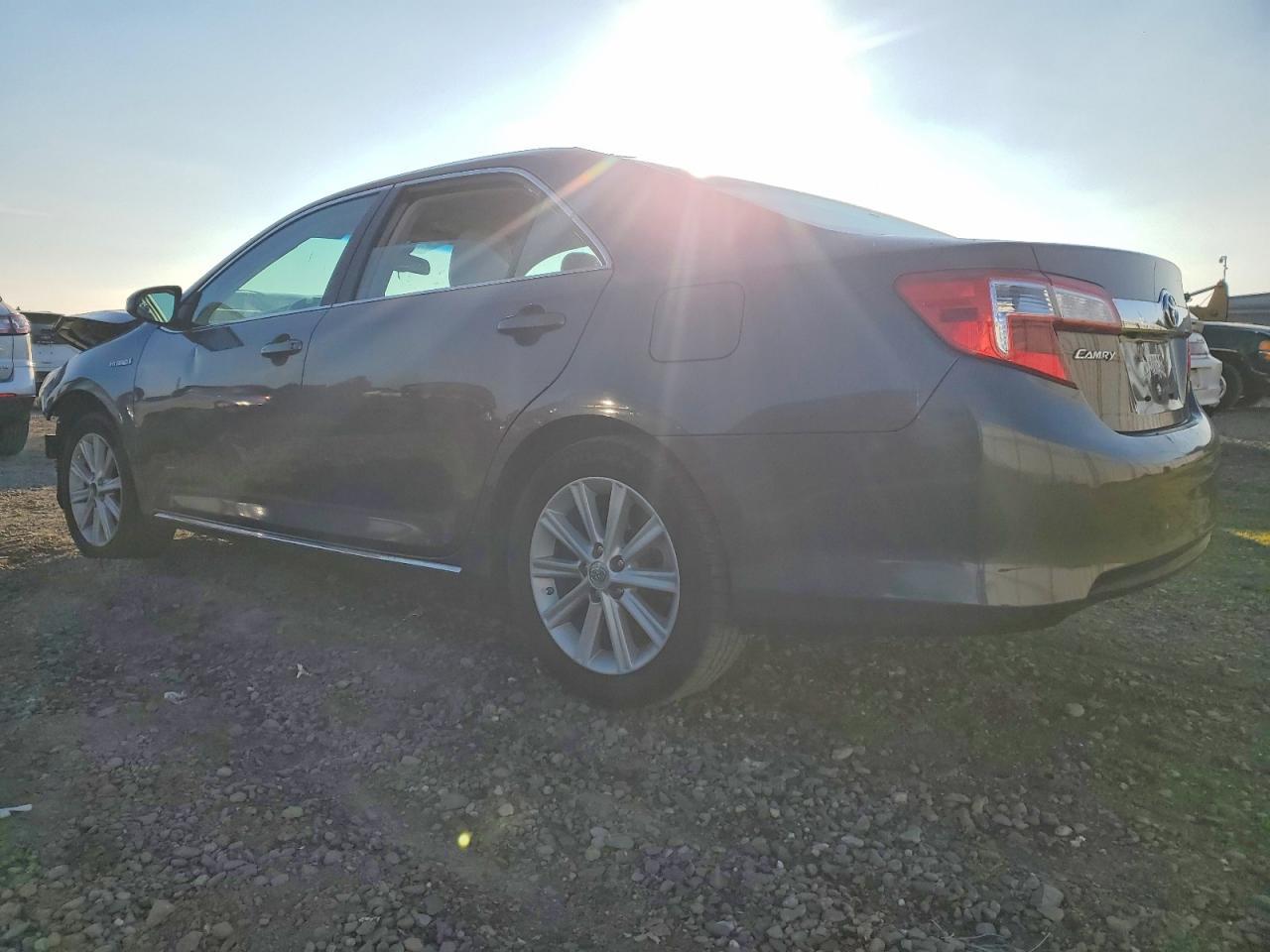 2014 Toyota Camry Hybrid - Image 2