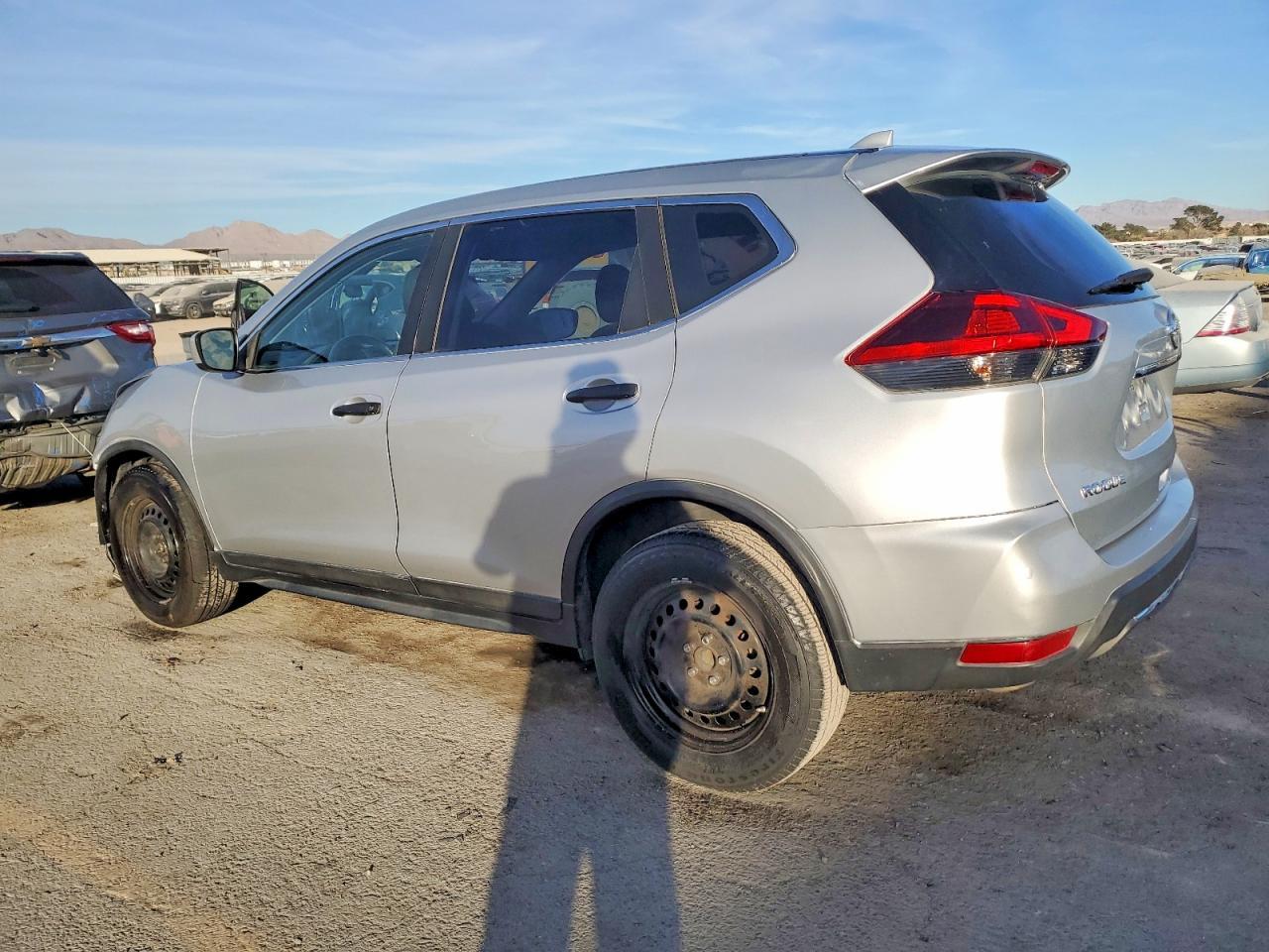 2018 Nissan Rogue S - Фото 2