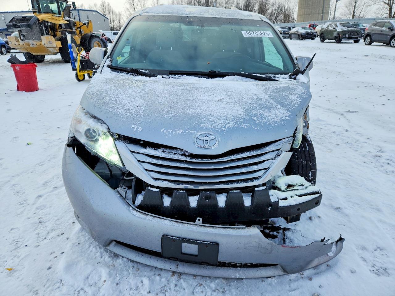 2015 Toyota Sienna Le - Image 5