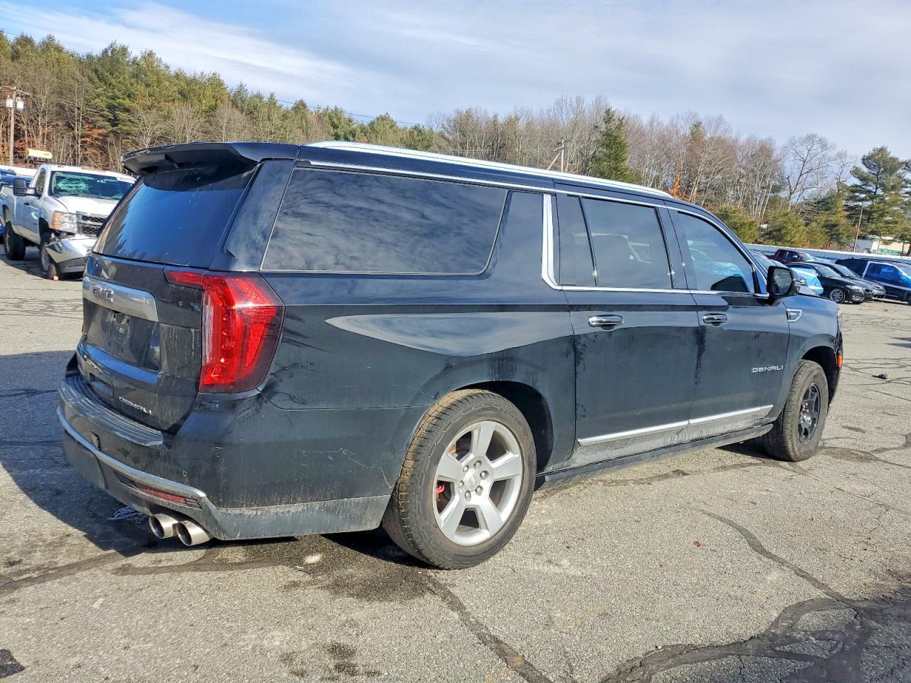 2021 GMC Yukon Xl Denali - Image 3