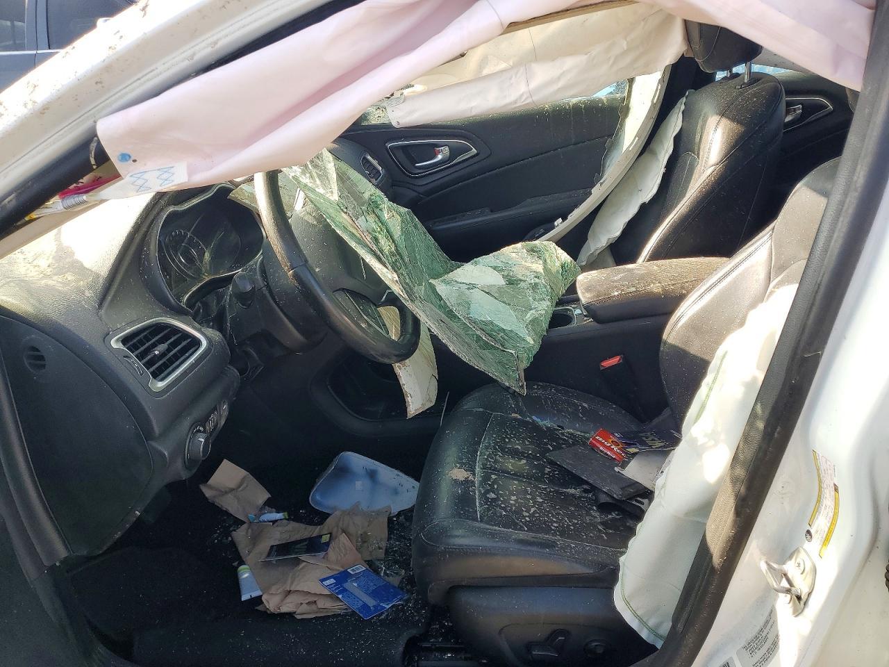 2016 Chrysler 200 Limited - Image 7