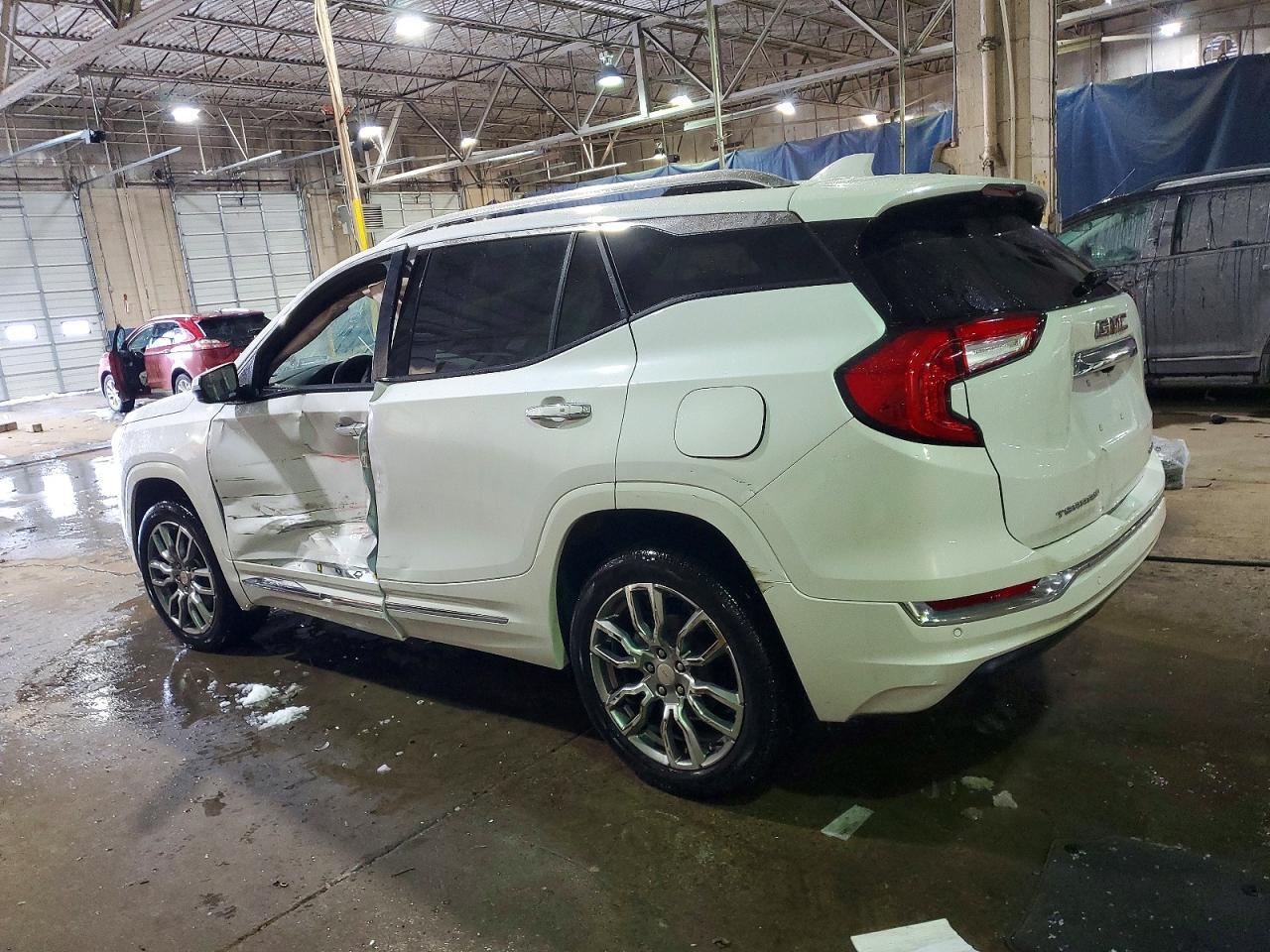 2024 GMC Terrain Denali - Image 2