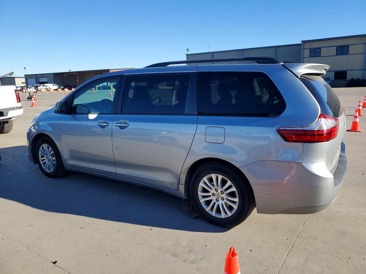 2015 Toyota Sienna Xle - Фото 2