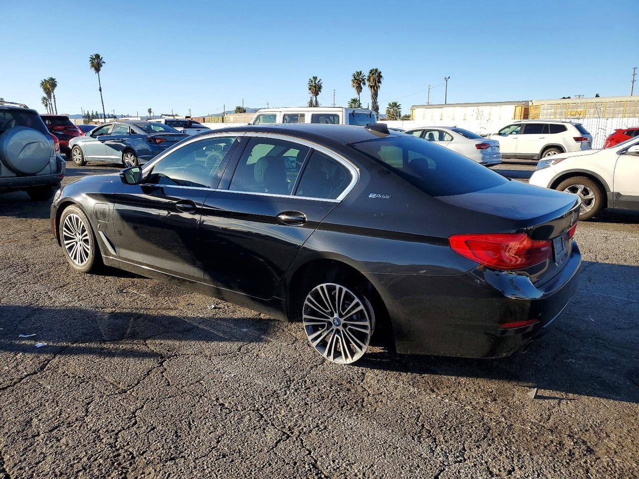 2019 BMW 530E - Фото 2