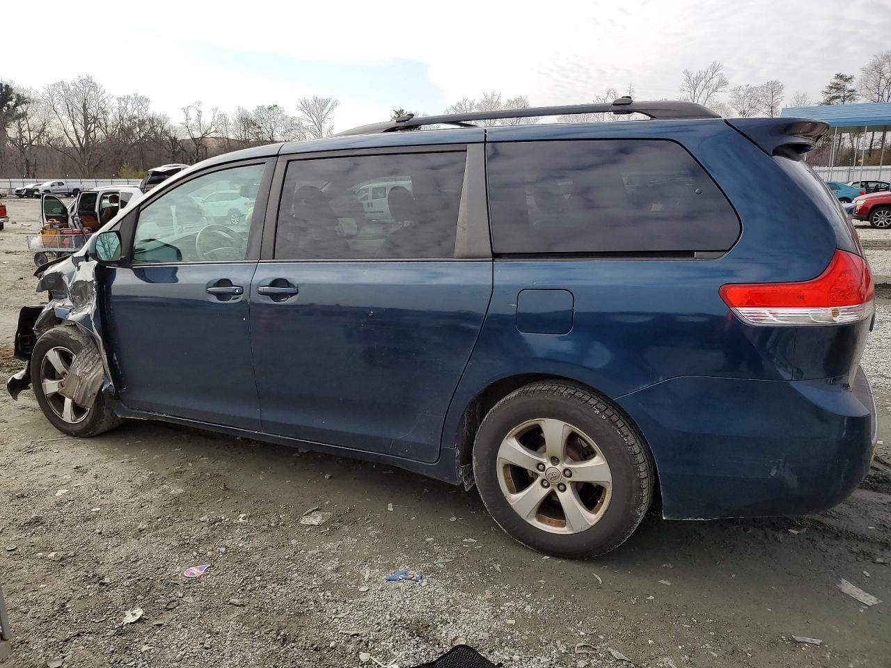 2011 Toyota Sienna Le - Фото 2