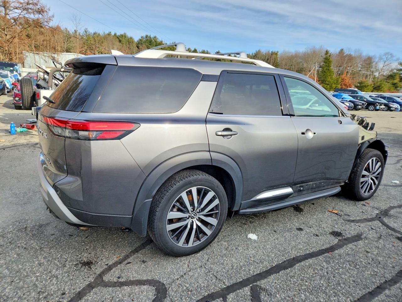 2022 Nissan Pathfinder Platinum - Image 3