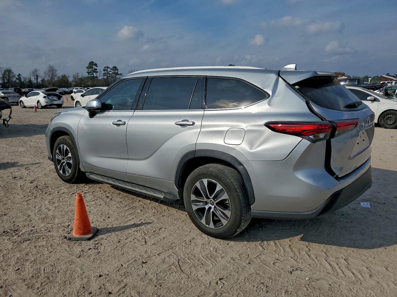 2022 Toyota Highlander Hybrid Xle - Image 2