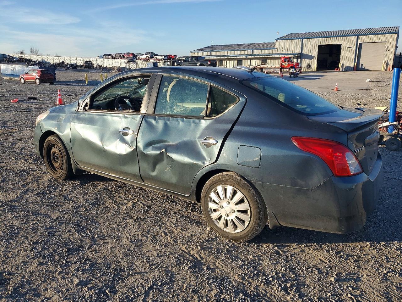 2016 Nissan Versa S - Фото 2