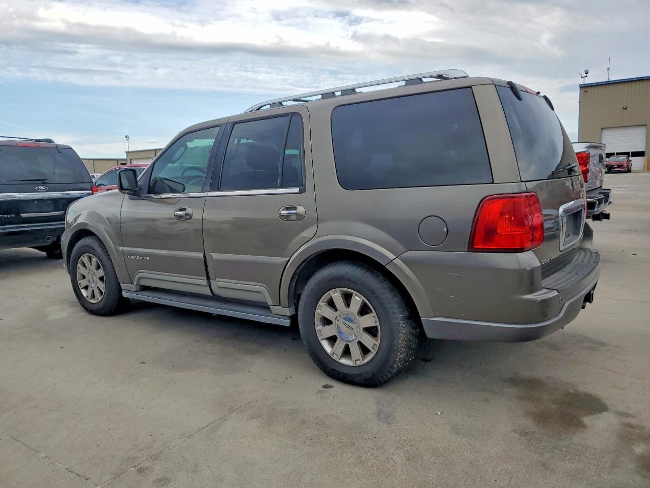 2003 Lincoln Navigator - Image 2