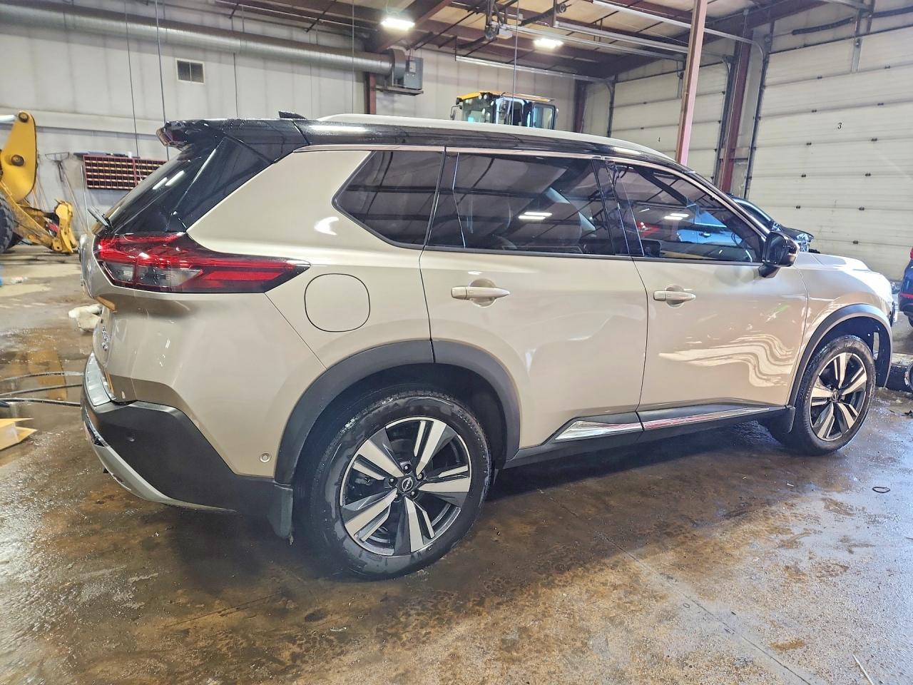 2022 Nissan Rogue Platinum - Image 3
