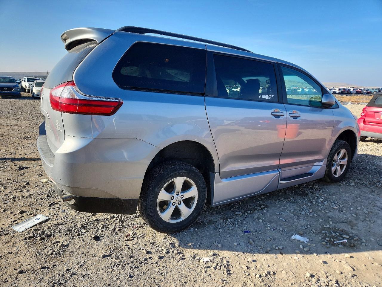 2015 Toyota Sienna Le 8-Passenger - Фото 3