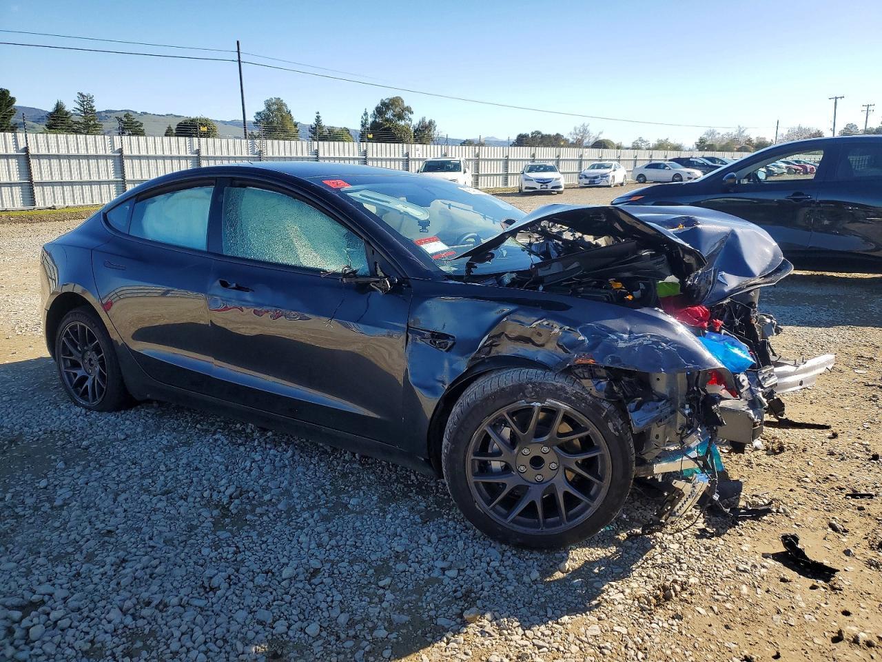 2025 Tesla Model 3 - Фото 4