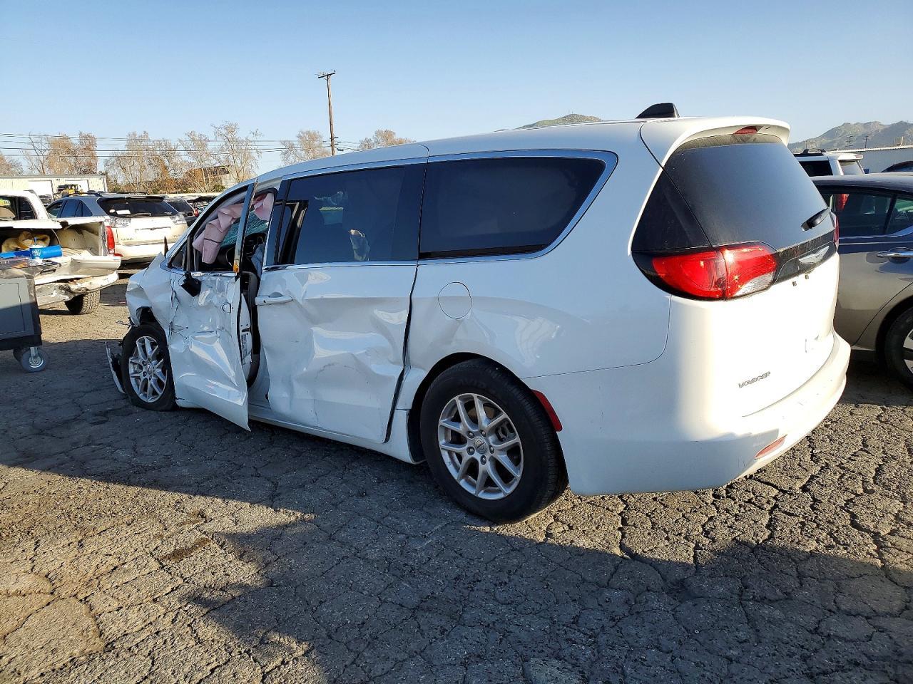 2024 Chrysler Voyager Lx - Фото 2